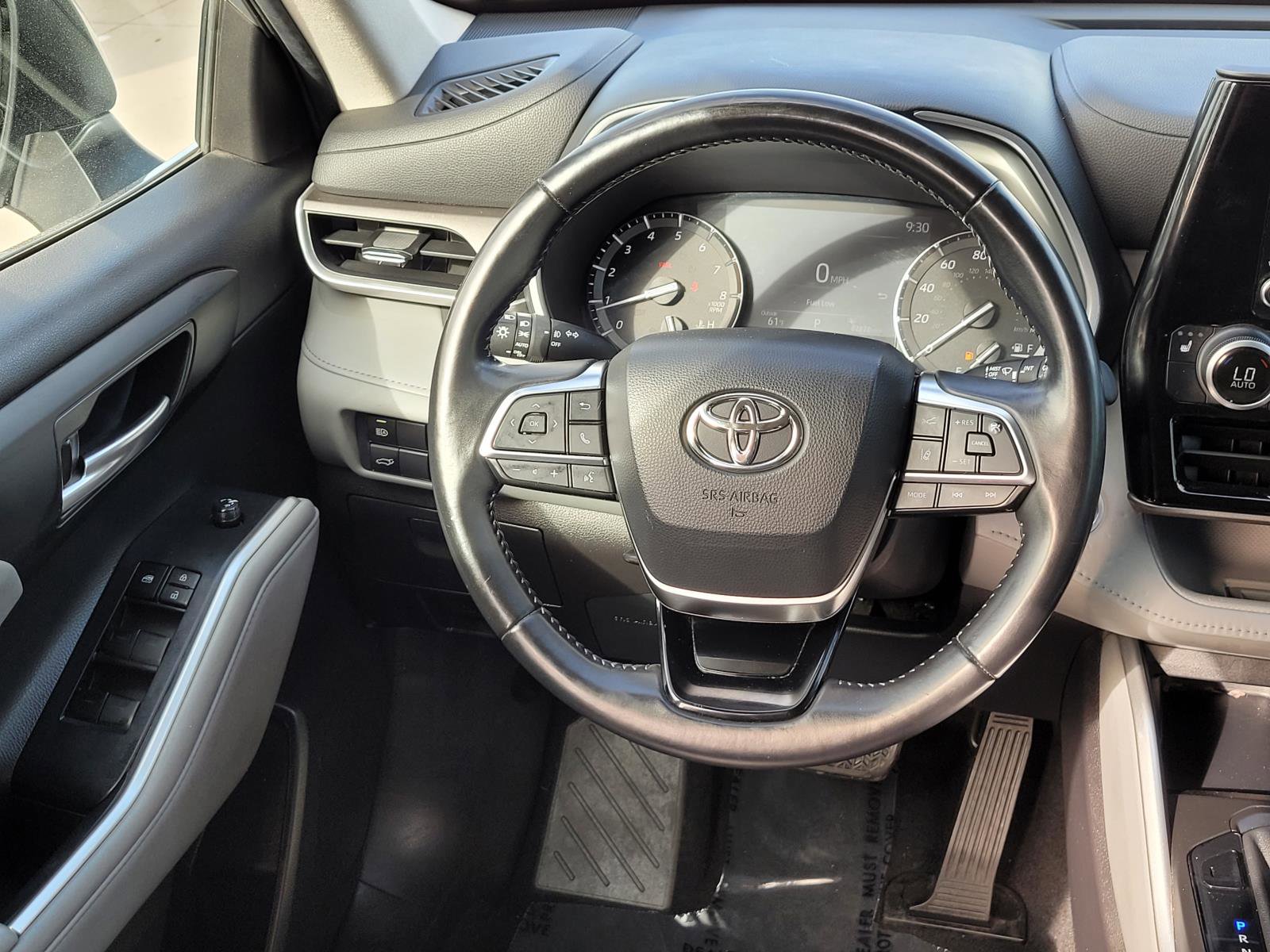 Used 2021 Toyota Highlander XLE image 6