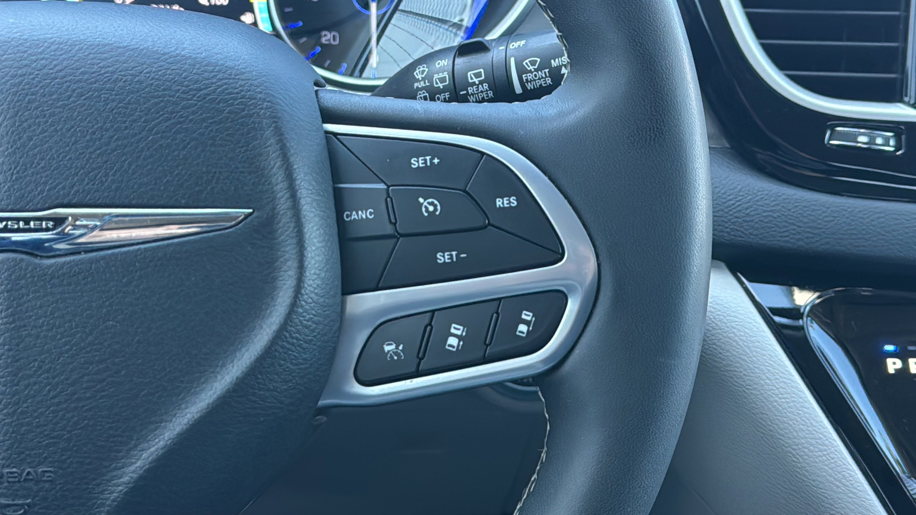 Used 2023 Chrysler Pacifica Touring-L image 12