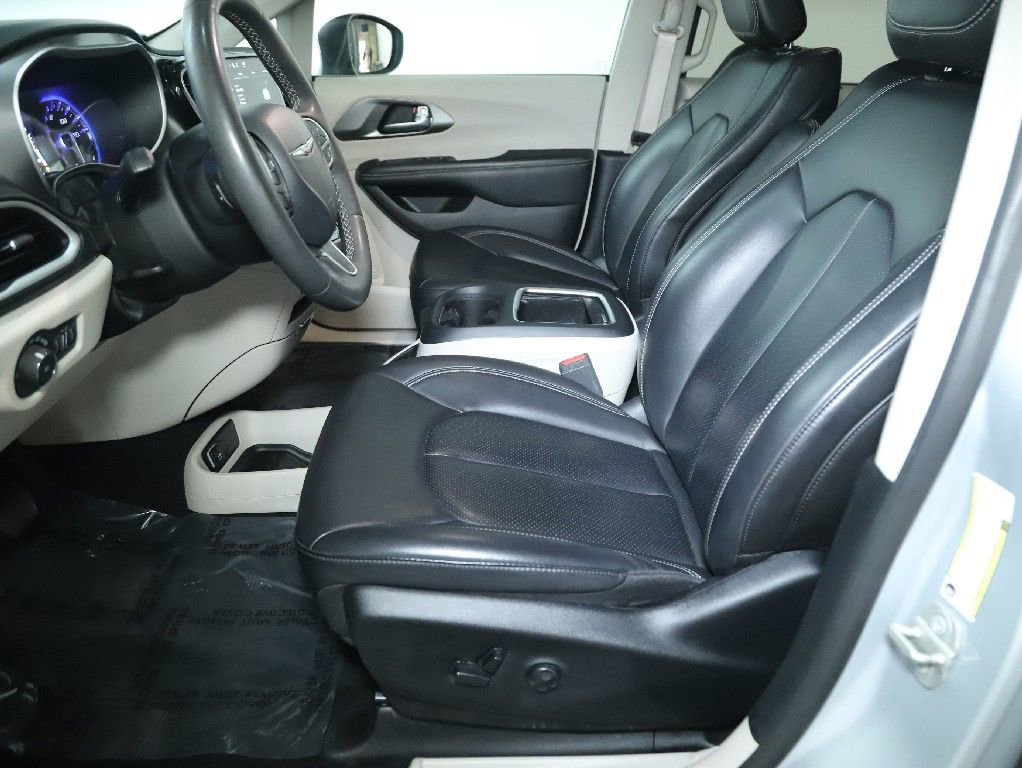 Used 2023 Chrysler Pacifica Touring-L FWD image 17