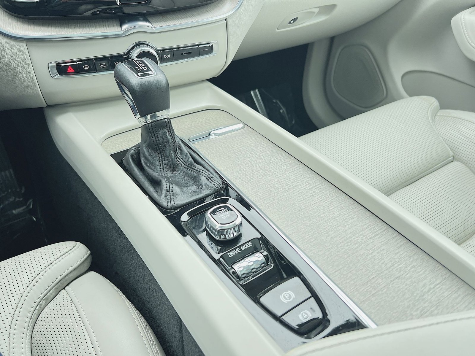 Used 2018 Volvo XC60 T6 Inscription w/ Luxury Seat Package image 22