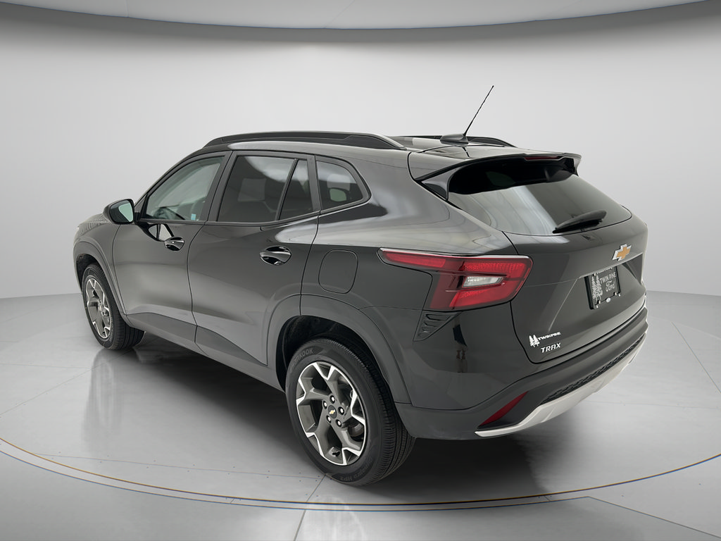 Used 2025 Chevrolet Trax LT w/ LT Convenience Package FWD image 4