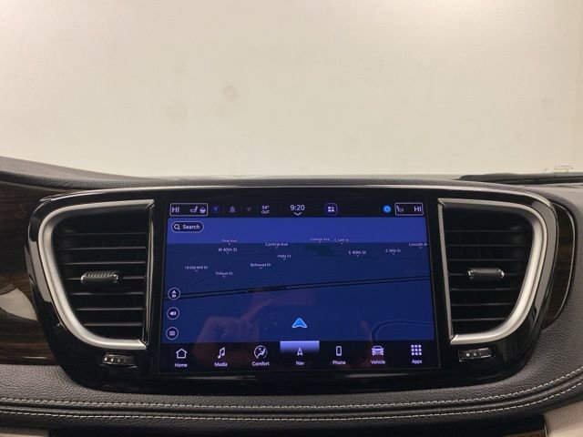 Used 2024 Chrysler Pacifica Limited image 11