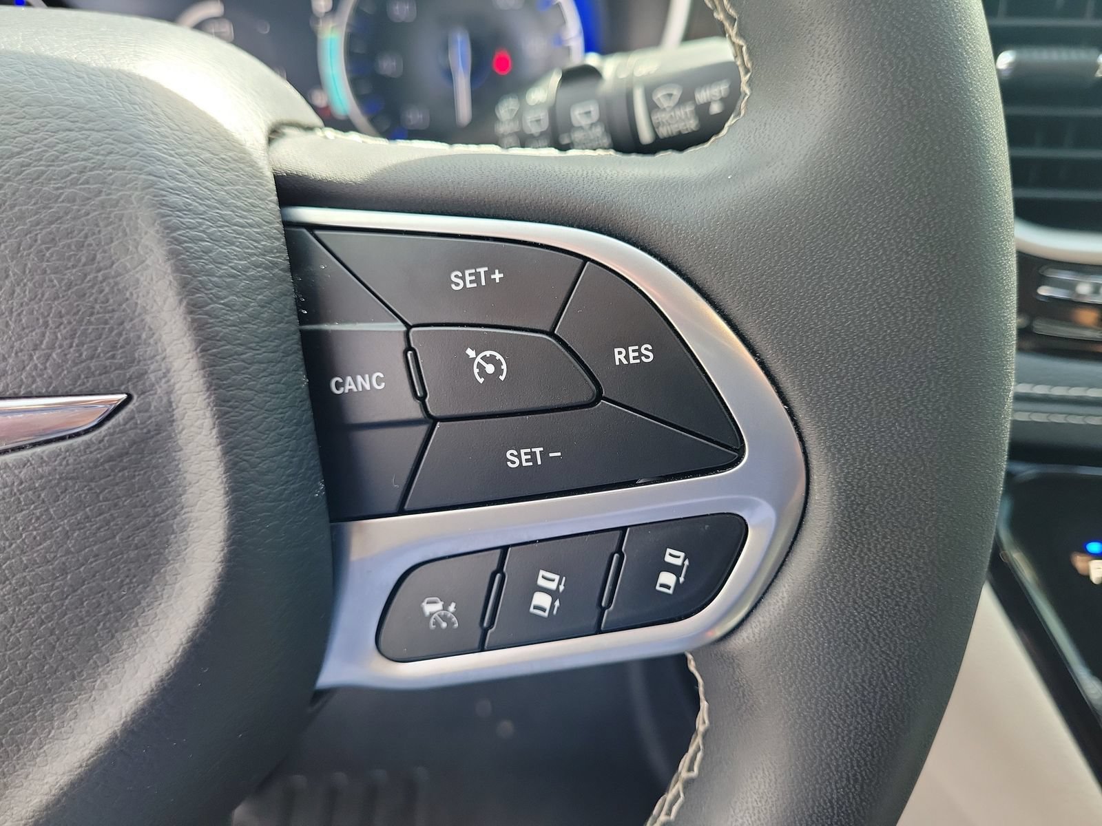 Used 2023 Chrysler Pacifica Touring-L FWD image 21
