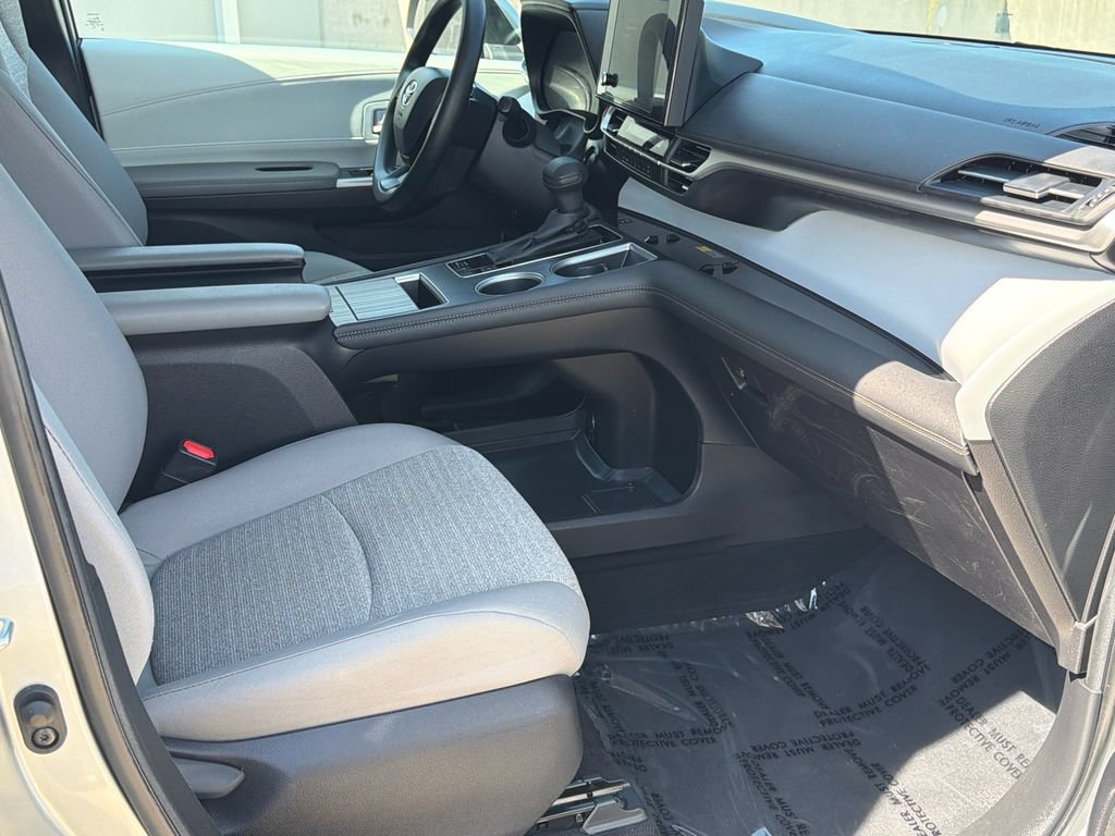 Used 2025 Toyota Sienna LE FWD image 10