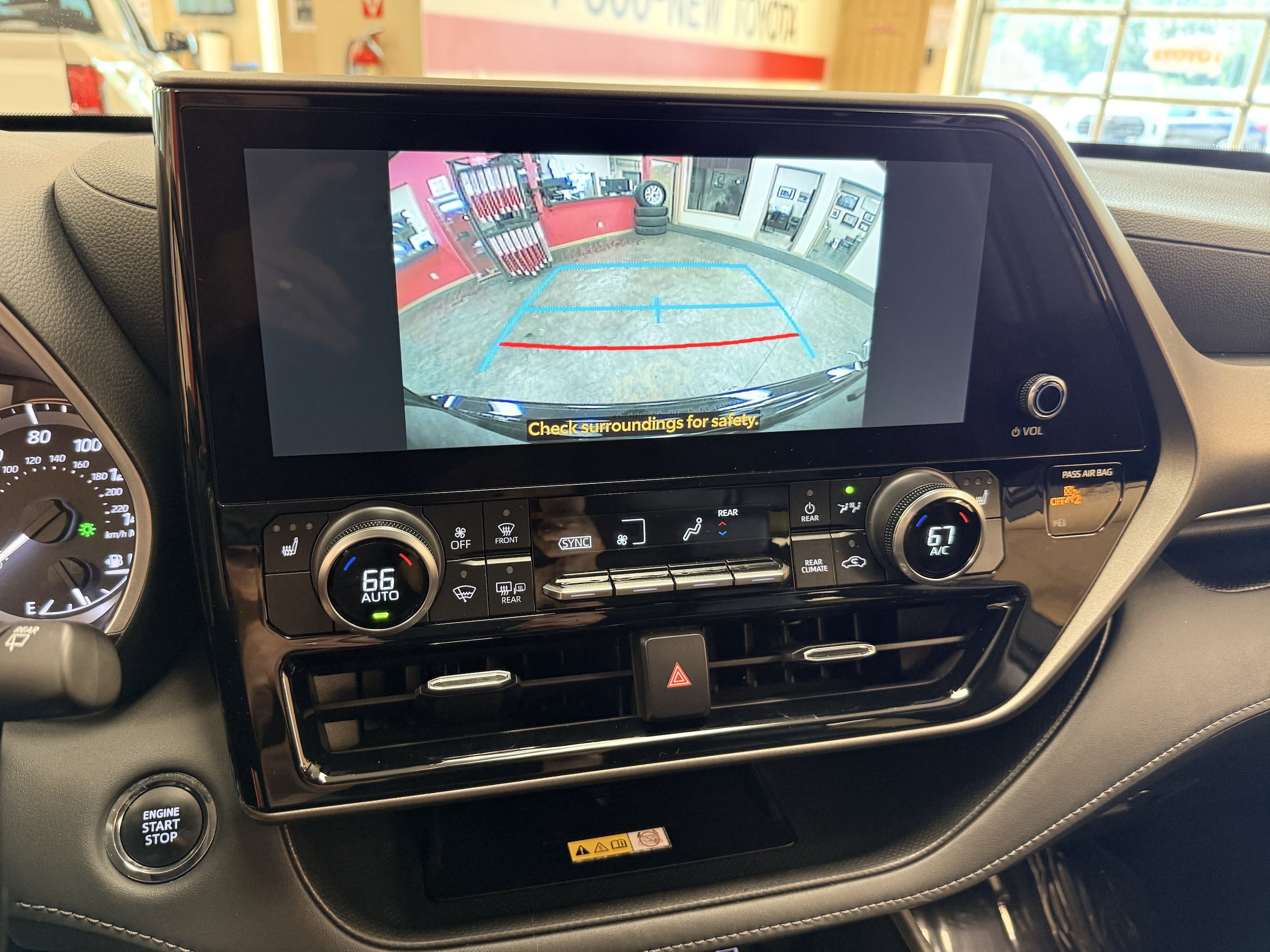 Used 2023 Toyota Highlander XLE AWD/4WD image 37