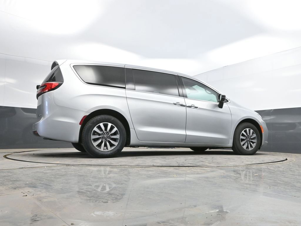 Used 2024 Chrysler Pacifica Select FWD image 39