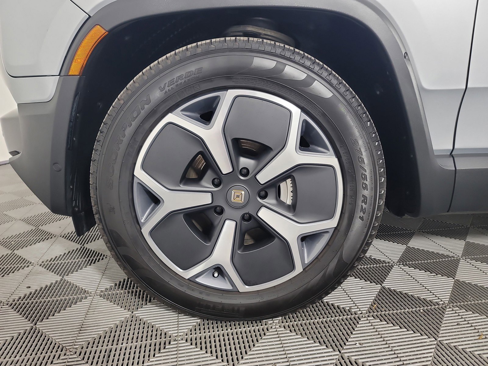 Used 2024 Rivian R1S Adventure image 9