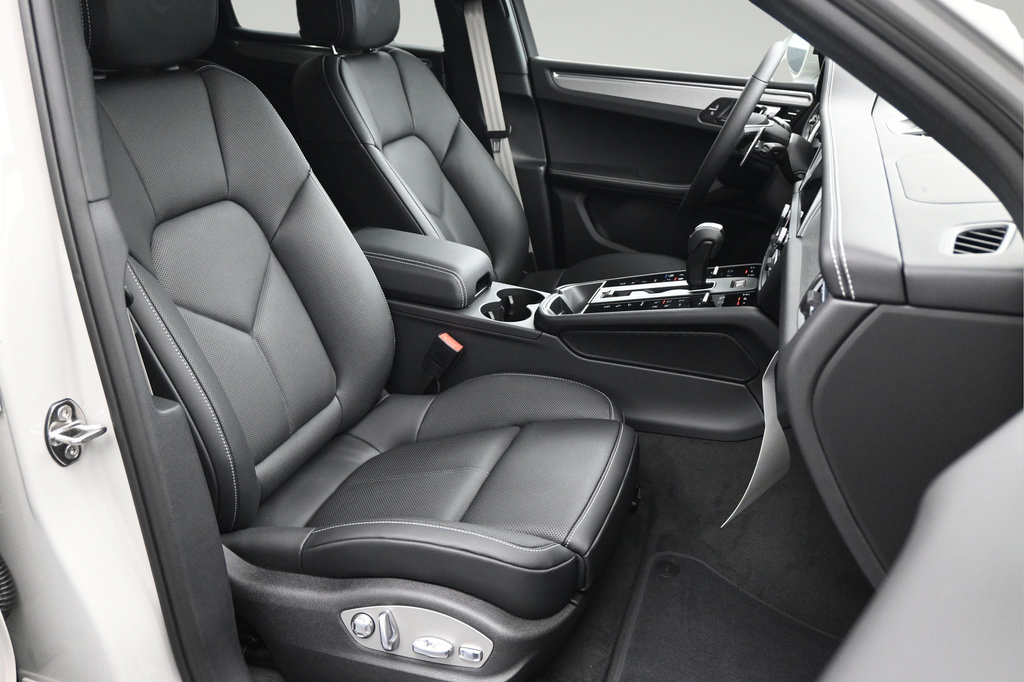 New 2026 Porsche Macan AWD/4WD image 9