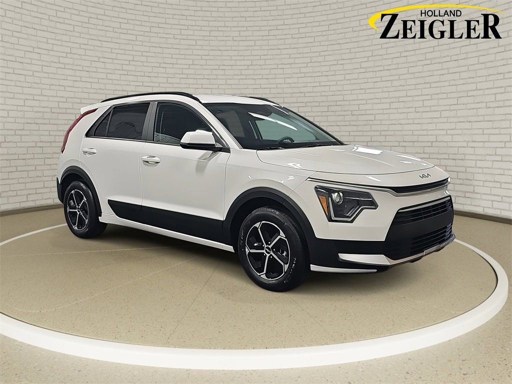 Used 2024 Kia Niro LX image 3