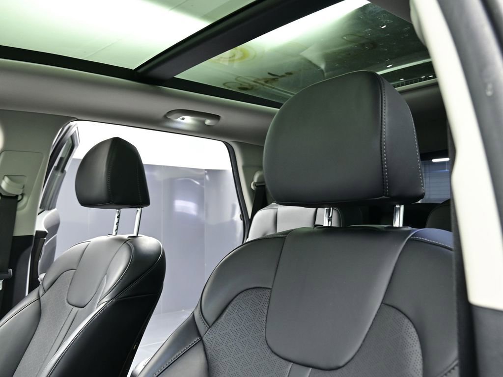 Used 2024 Kia Sorento EX w/ Panoramic Sunroof Package image 15