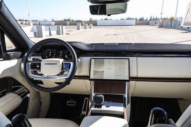 New 2025 Land Rover Range Rover Long Wheelbase SE image 14