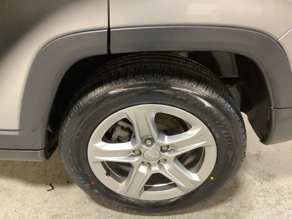 Used 2023 Jeep Compass Latitude image 12