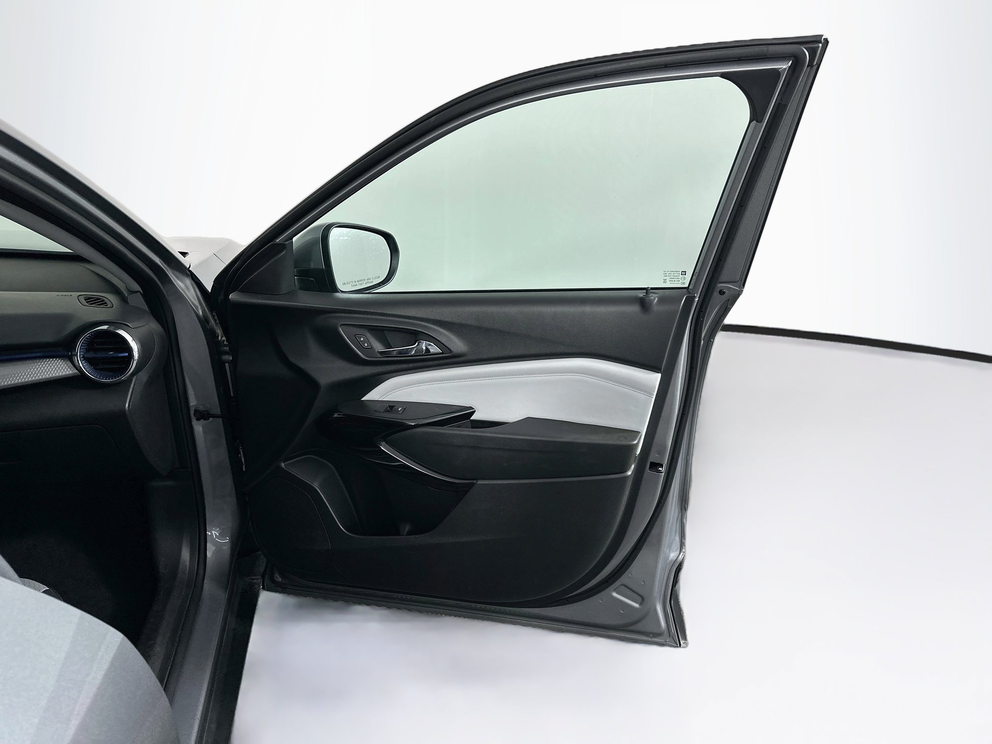 Used 2025 Chevrolet Trax LT FWD image 31