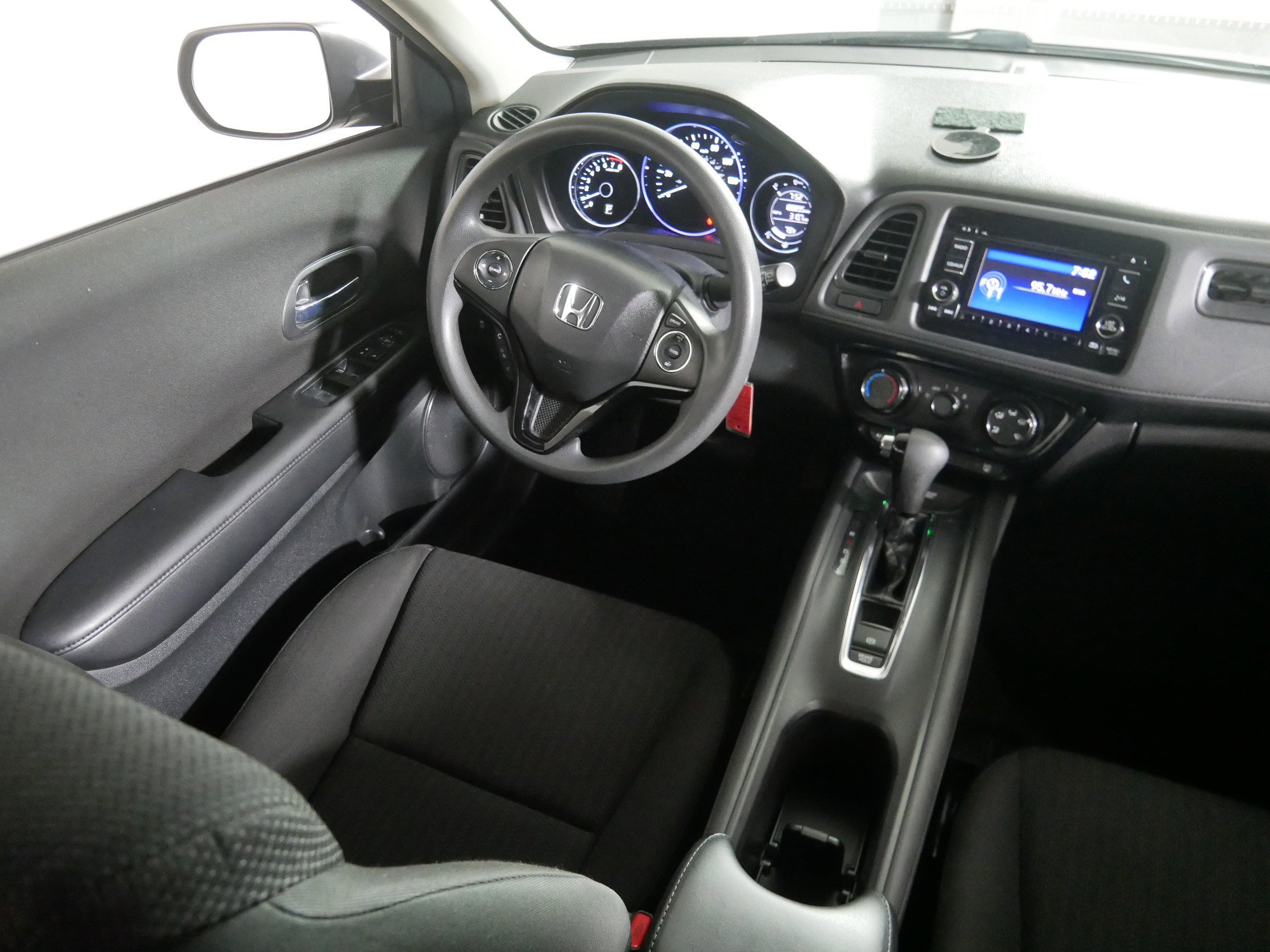 Used 2016 Honda HR-V LX image 9