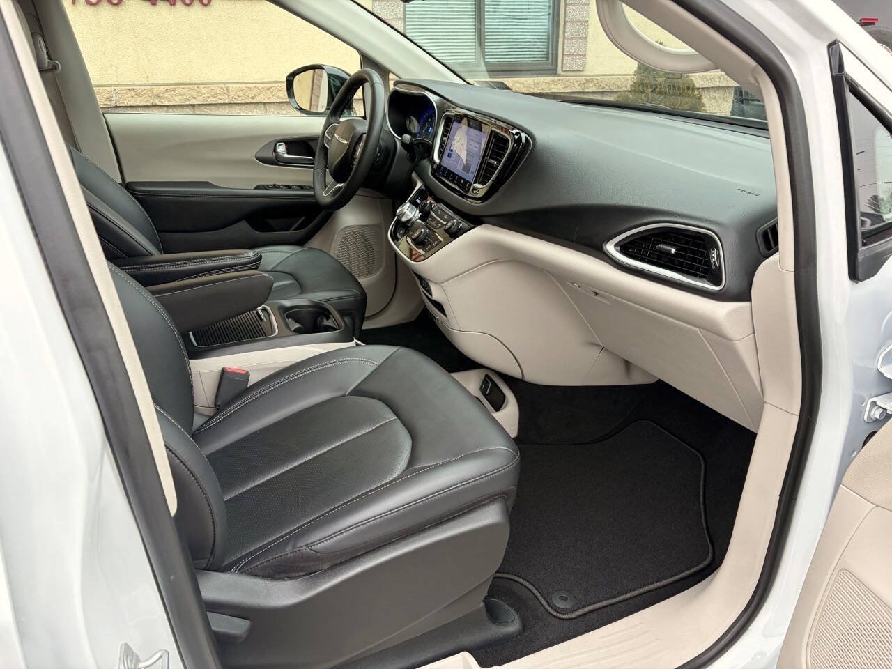 Used 2024 Chrysler Pacifica Touring-L FWD image 8