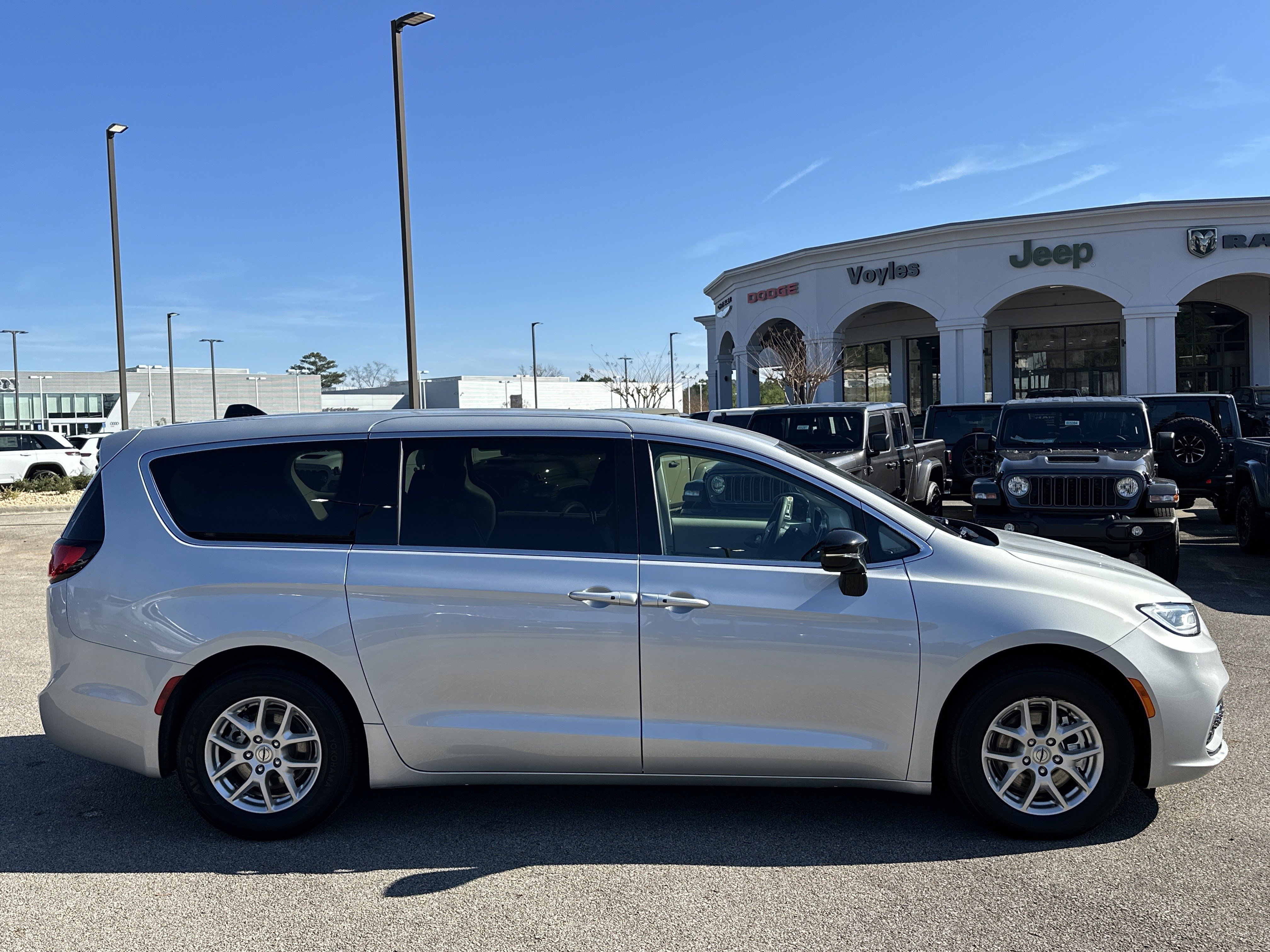 Used 2024 Chrysler Pacifica Touring-L image 8