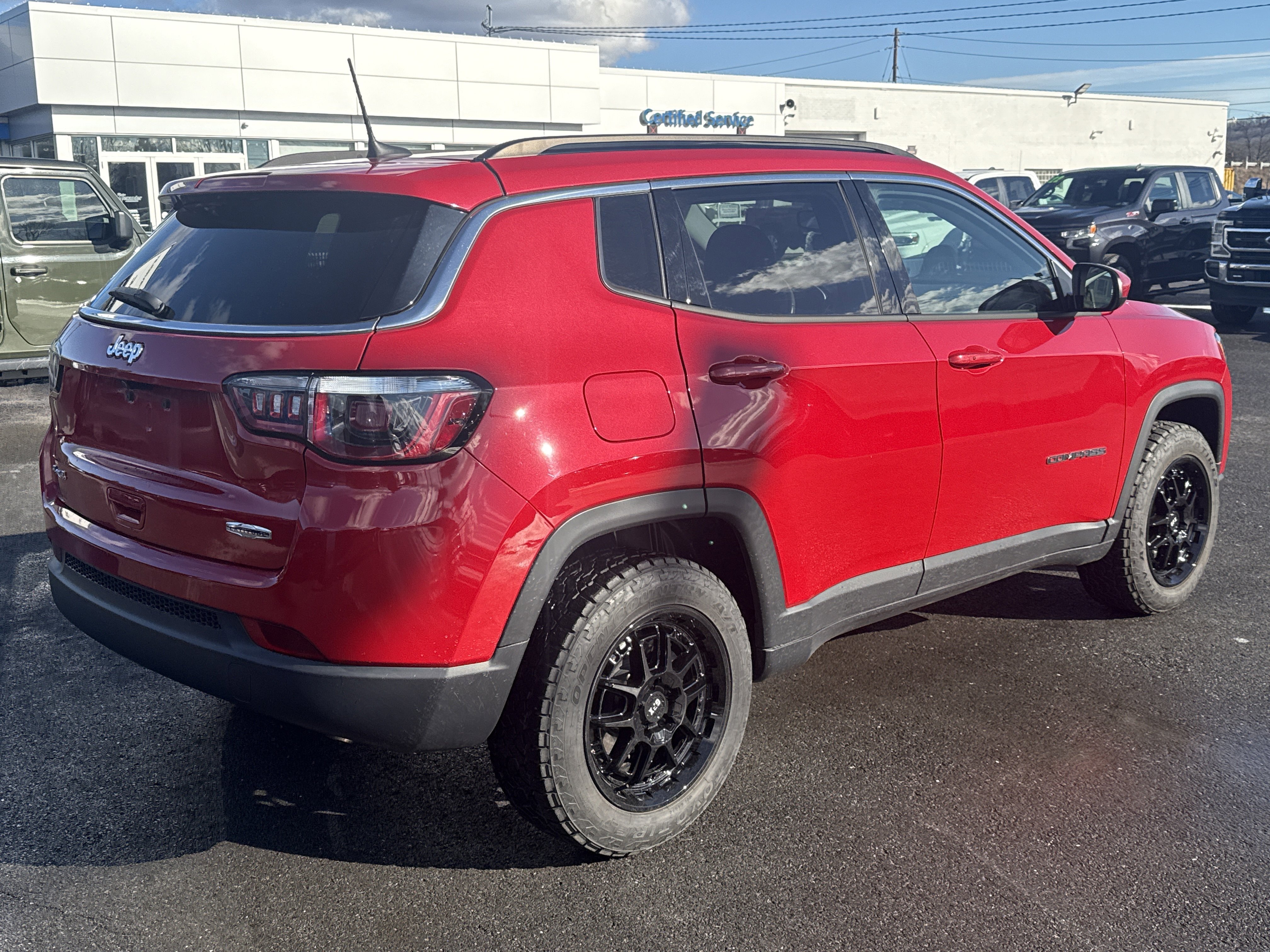 Used 2019 Jeep Compass Latitude image 3