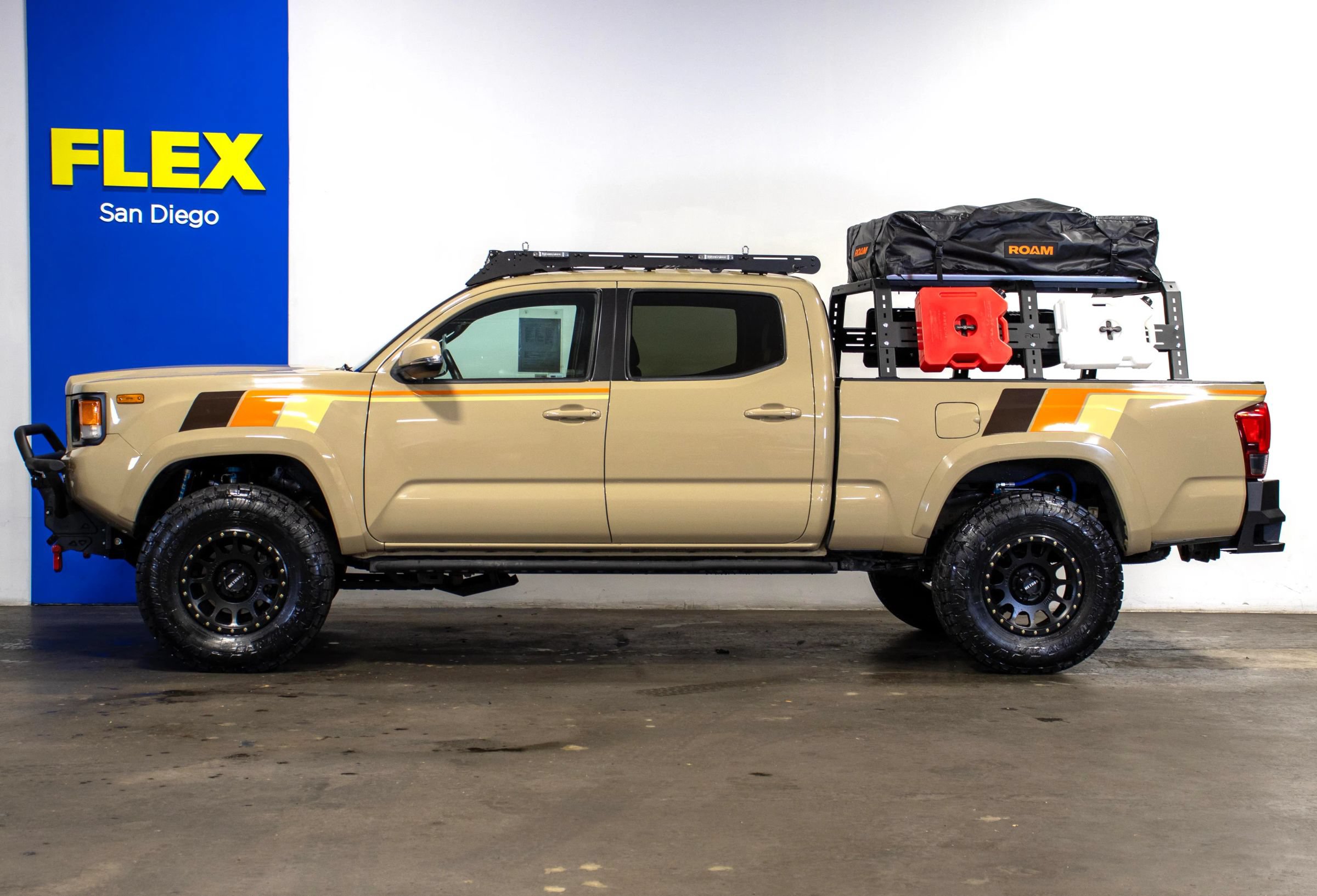 Used 2017 Toyota Tacoma TRD Sport w/ Premium & Technology Package AWD/4WD image 2
