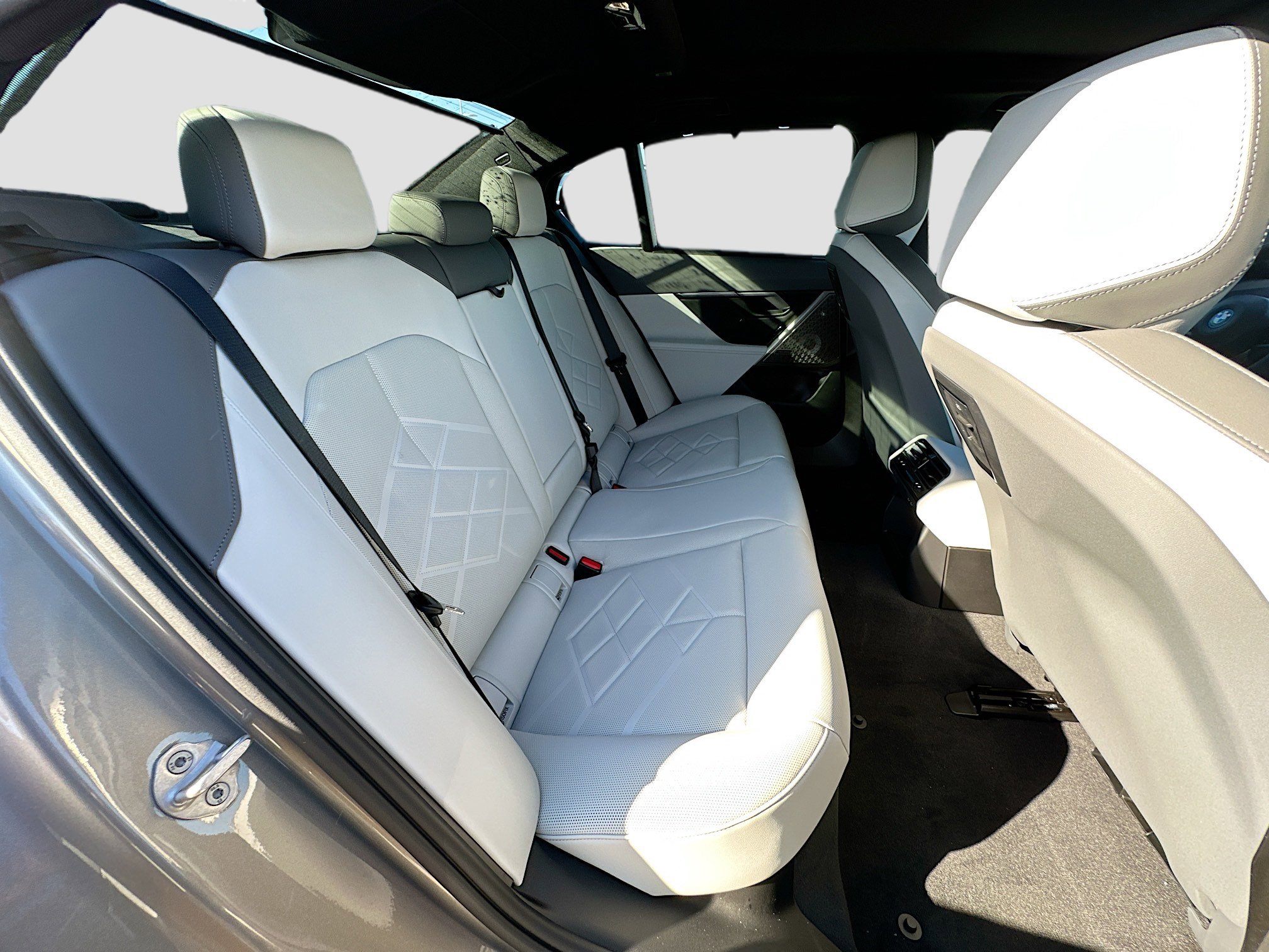 New 2026 BMW 550e xDrive w/ Executive Package image 22