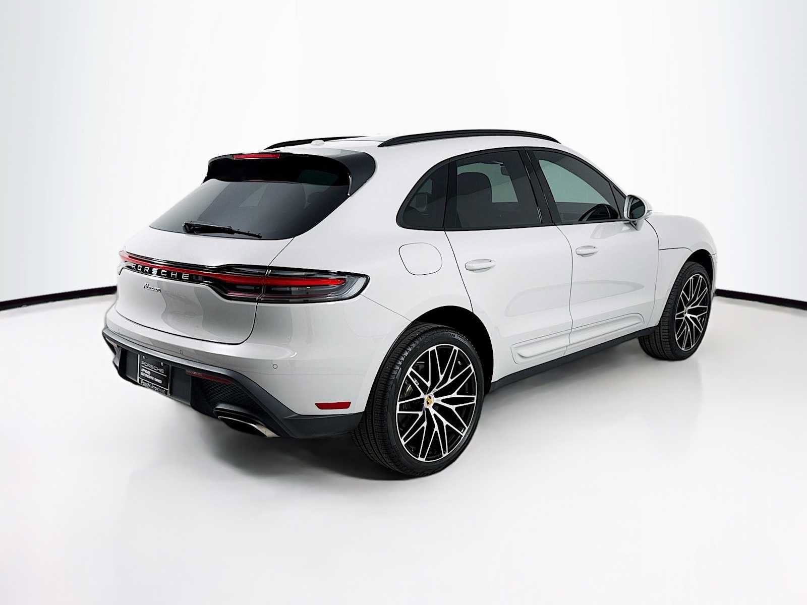 Certified 2025 Porsche Macan AWD/4WD image 9