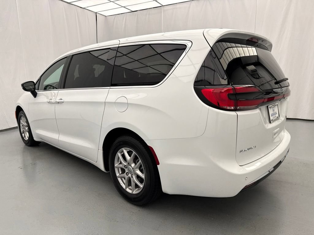 Used 2025 Chrysler Pacifica Select FWD image 5