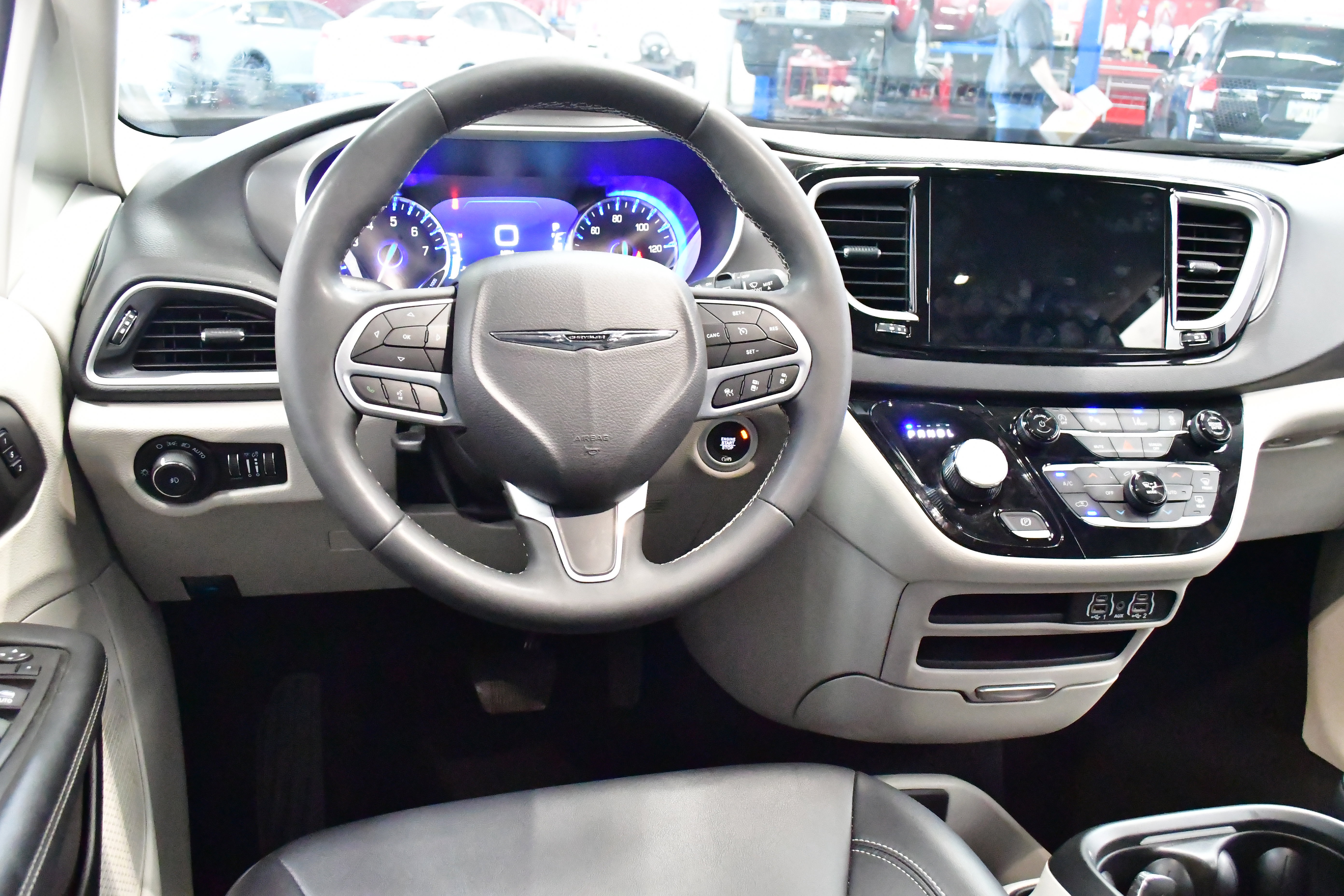 Used 2024 Chrysler Pacifica Touring-L image 16