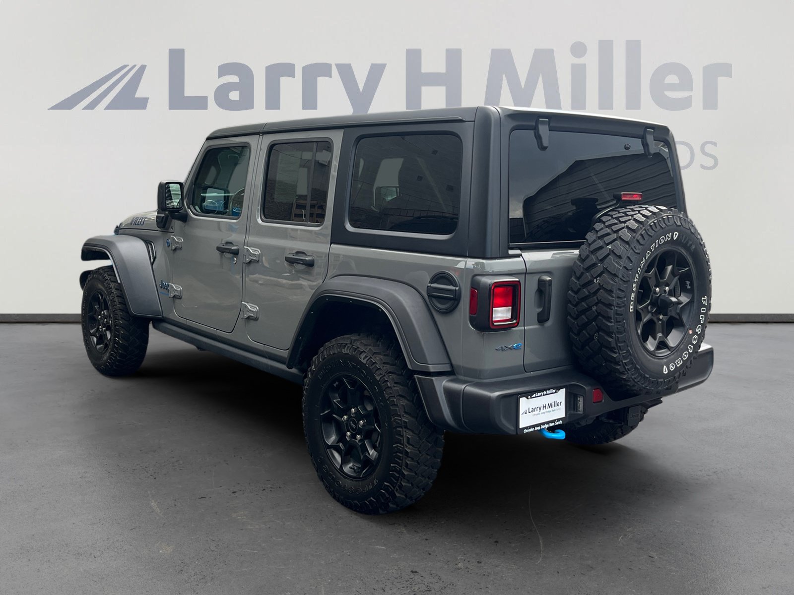 Used 2023 Jeep Wrangler Unlimited w/ Cold Weather Group AWD/4WD image 3