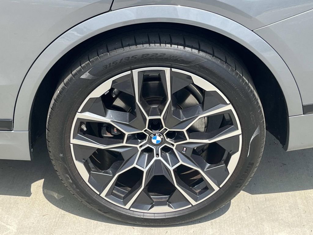 Used 2024 BMW X7 xDrive40i w/ M Sport Package AWD/4WD image 11