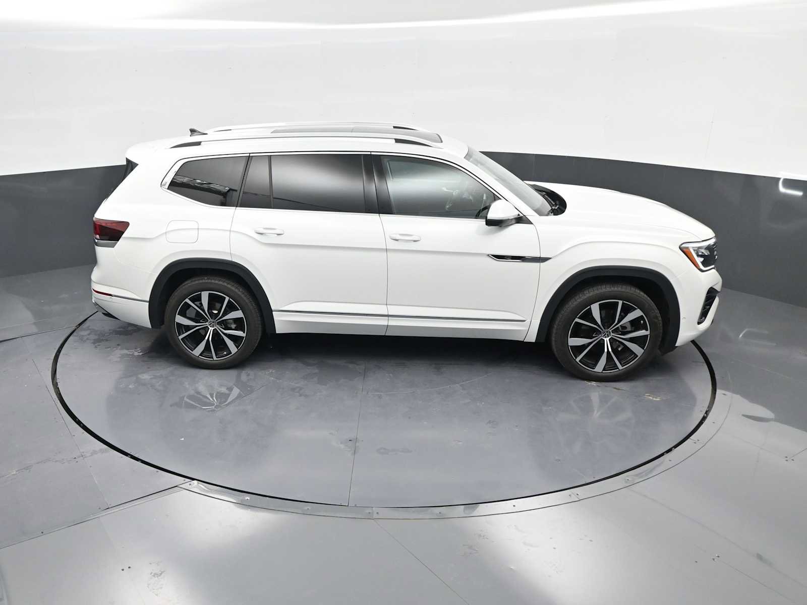 Used 2025 Volkswagen Atlas SEL Premium R-Line image 36