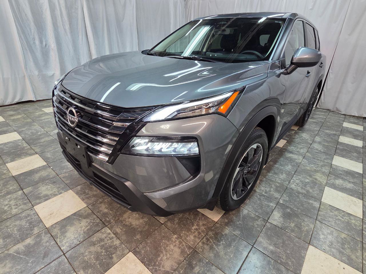 Used 2025 Nissan Rogue SV AWD/4WD image 2