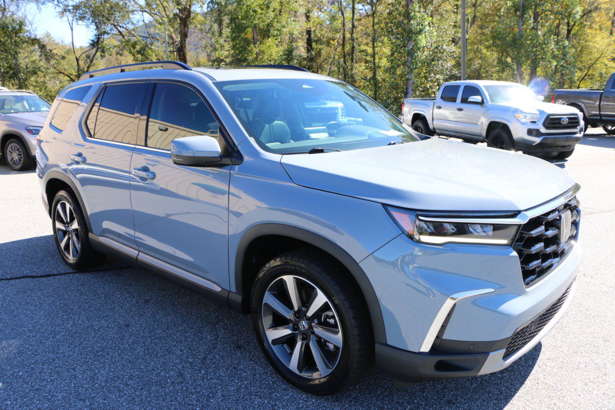 Used 2025 Honda Pilot Touring image 10