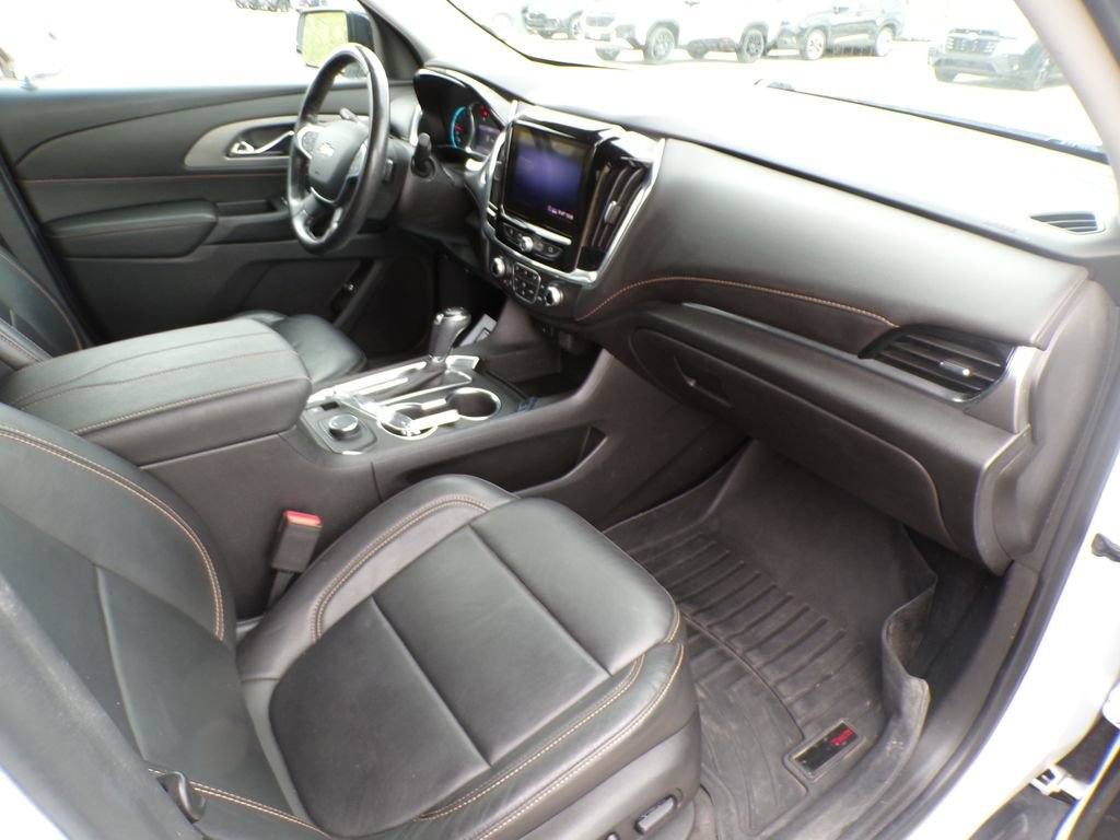 Used 2020 Chevrolet Traverse LT w/ LPO, Blackout Package AWD/4WD image 16