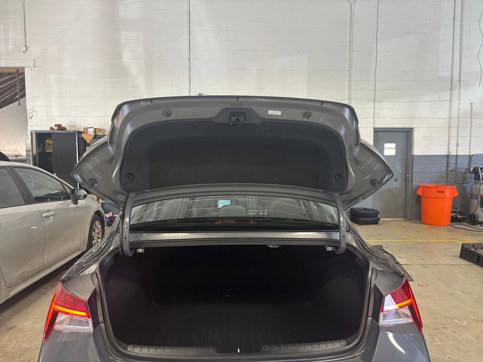 Used 2025 Hyundai Elantra Limited image 33