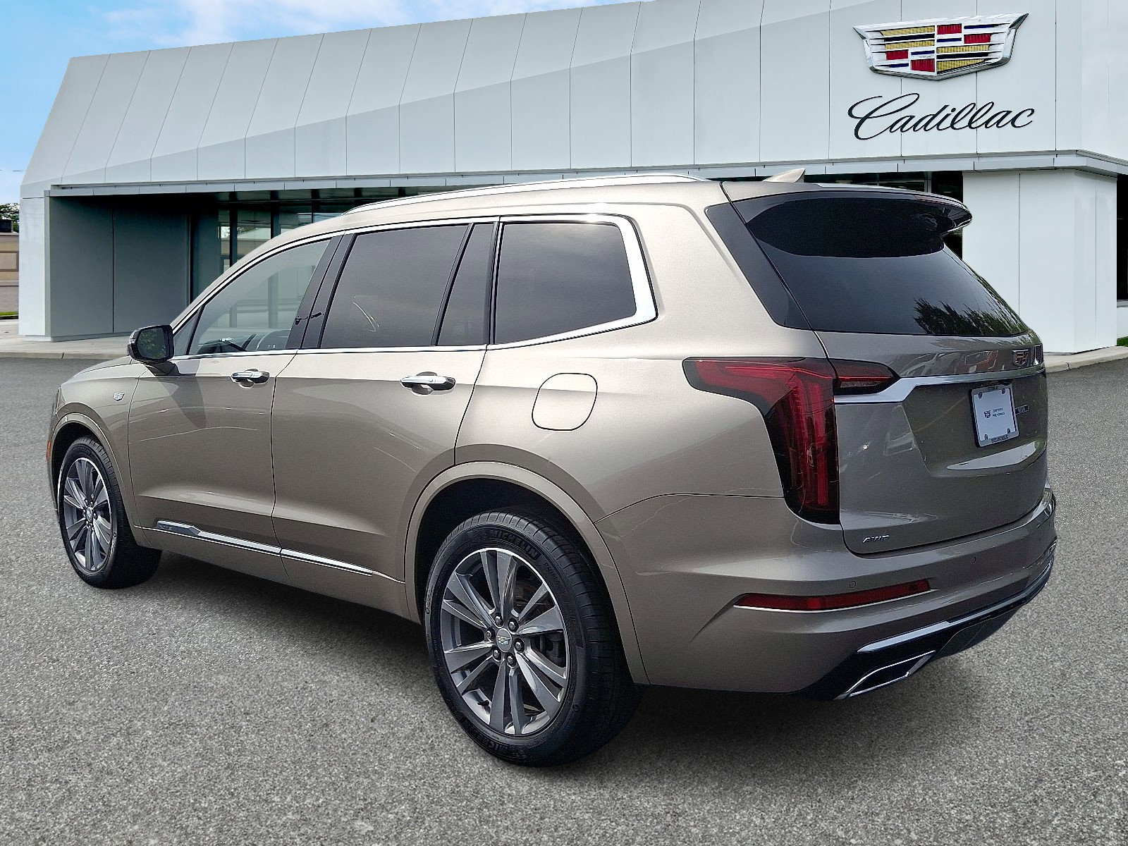 Used 2022 Cadillac XT6 Premium Luxury image 3