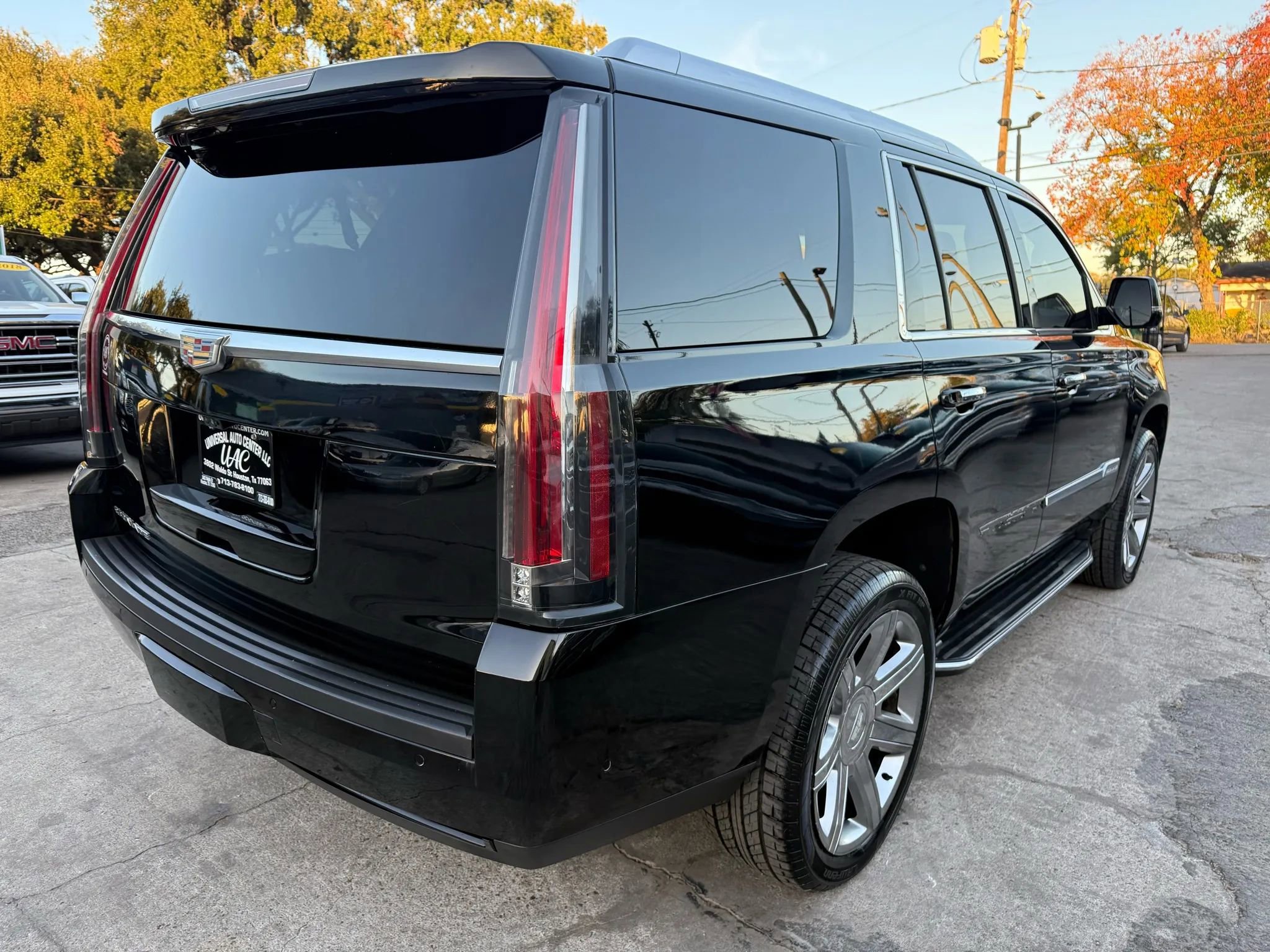 Used 2018 Cadillac Escalade Luxury image 7