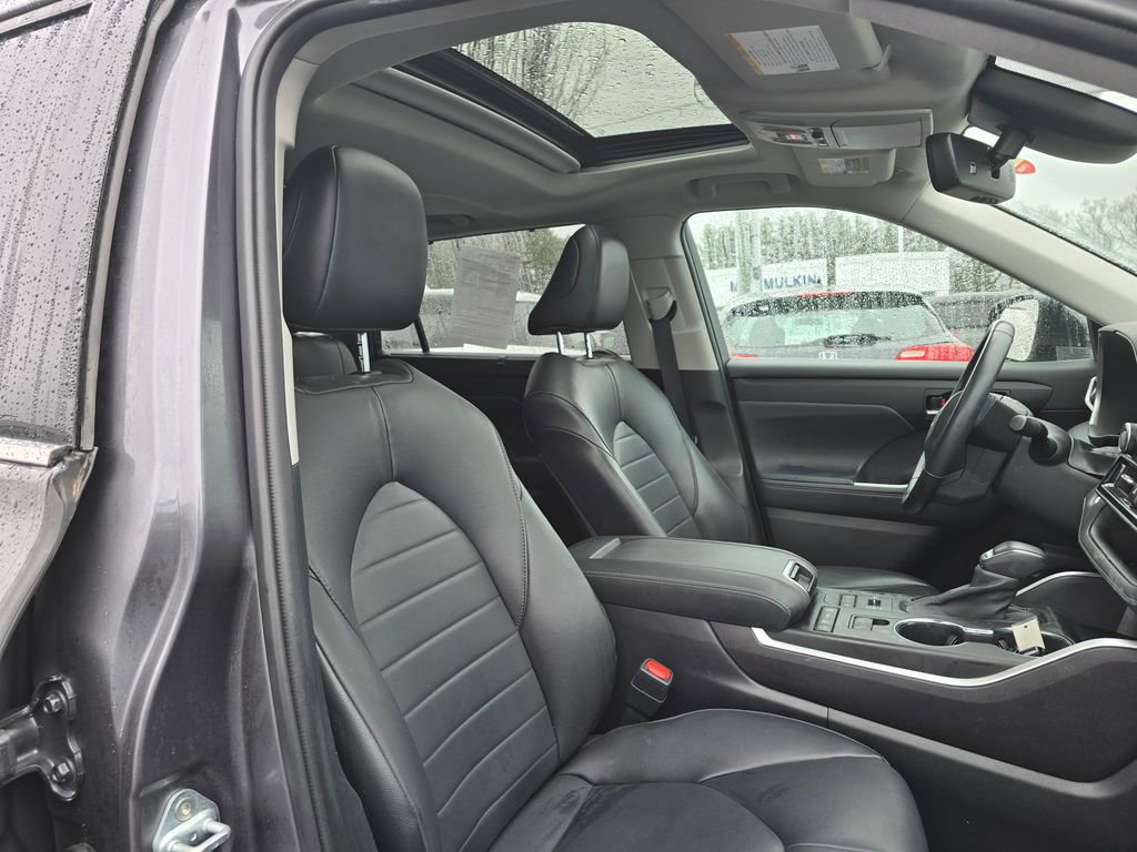 Used 2022 Toyota Highlander XLE AWD/4WD image 12