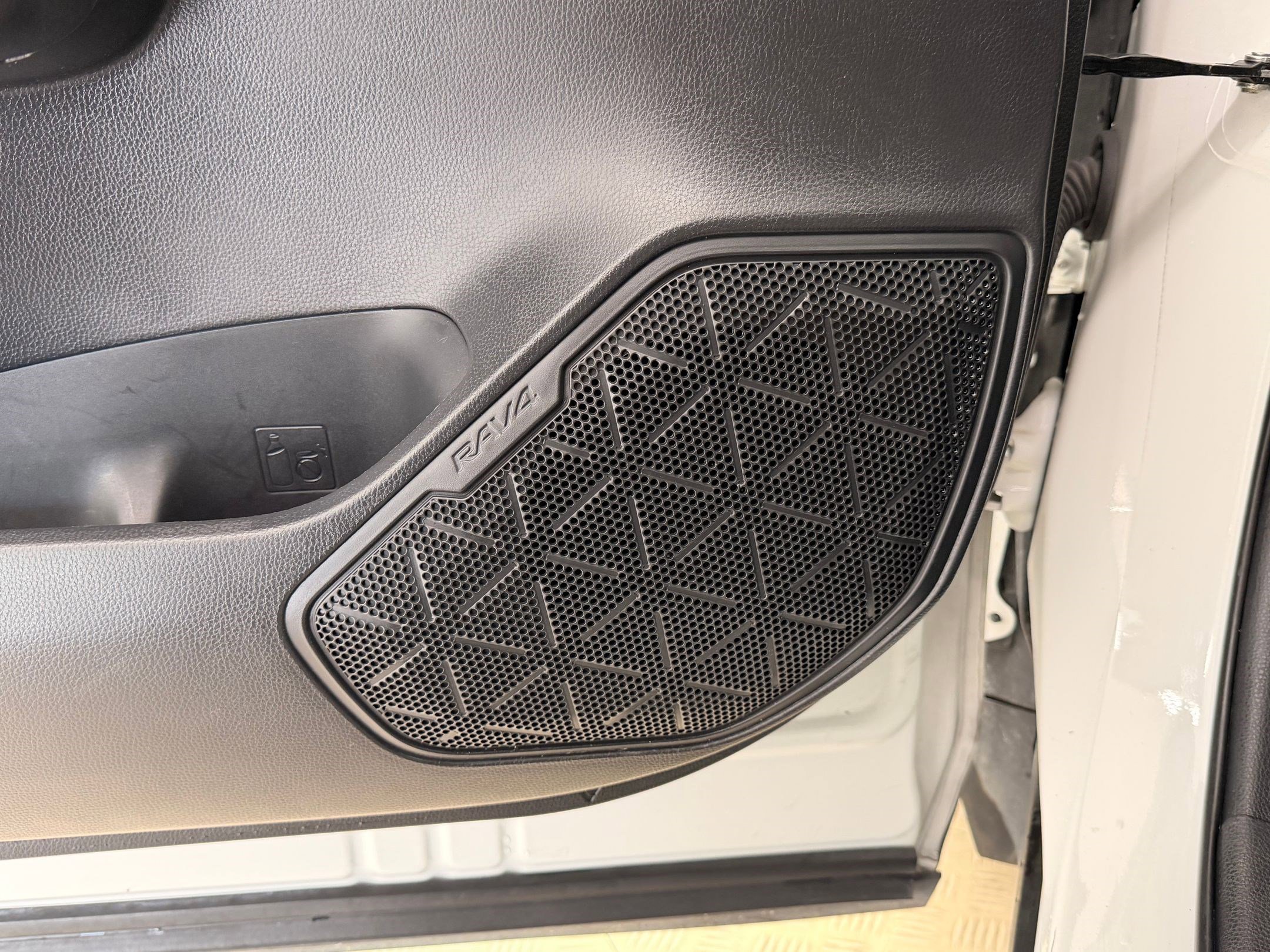 Used 2019 Toyota RAV4 XLE Premium image 25