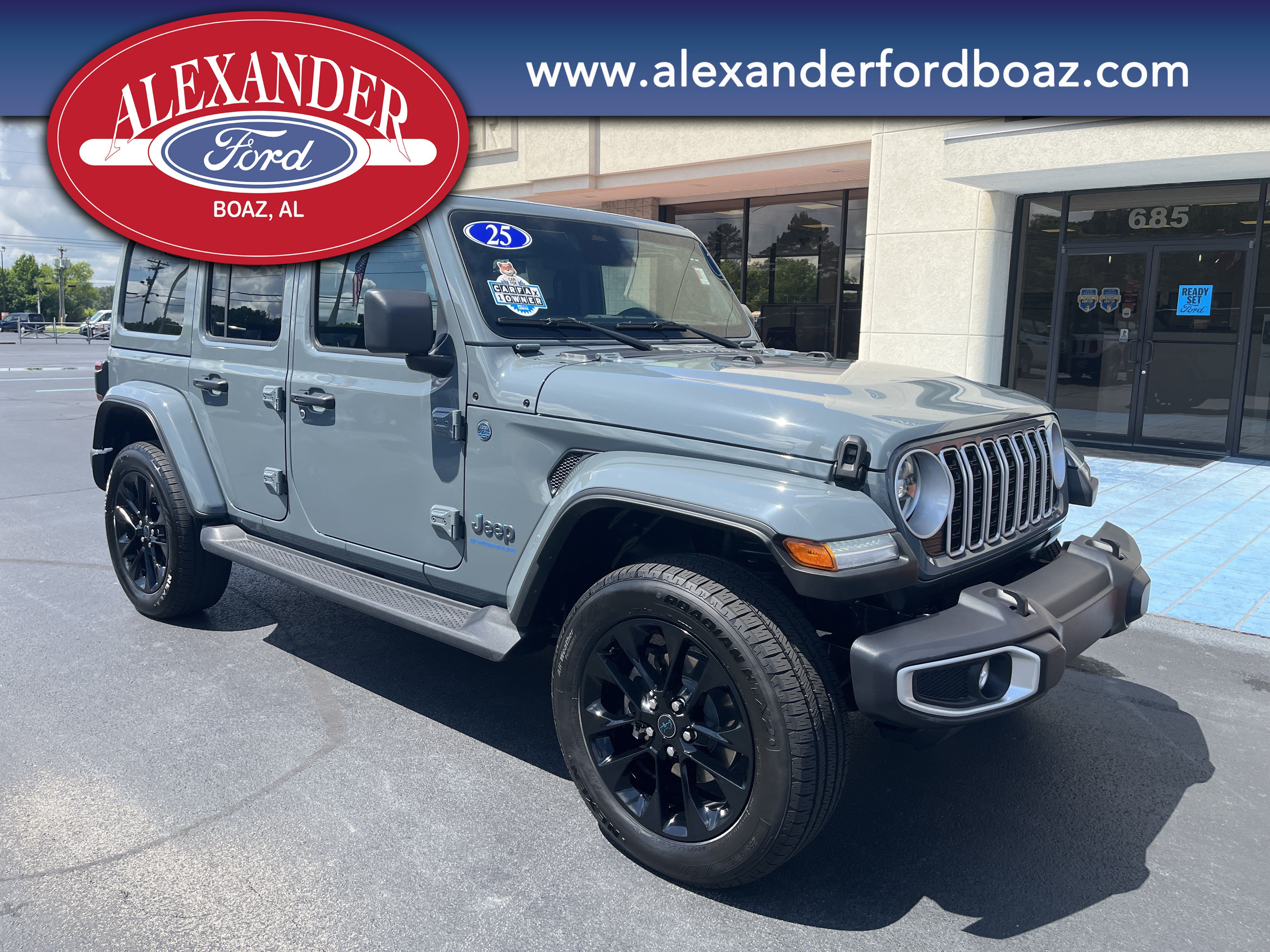 Used 2025 Jeep Wrangler Unlimited Sahara w/ Safety Group AWD/4WD image 3