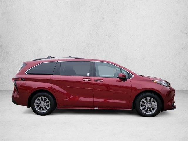 Used 2026 Toyota Sienna XLE FWD image 4
