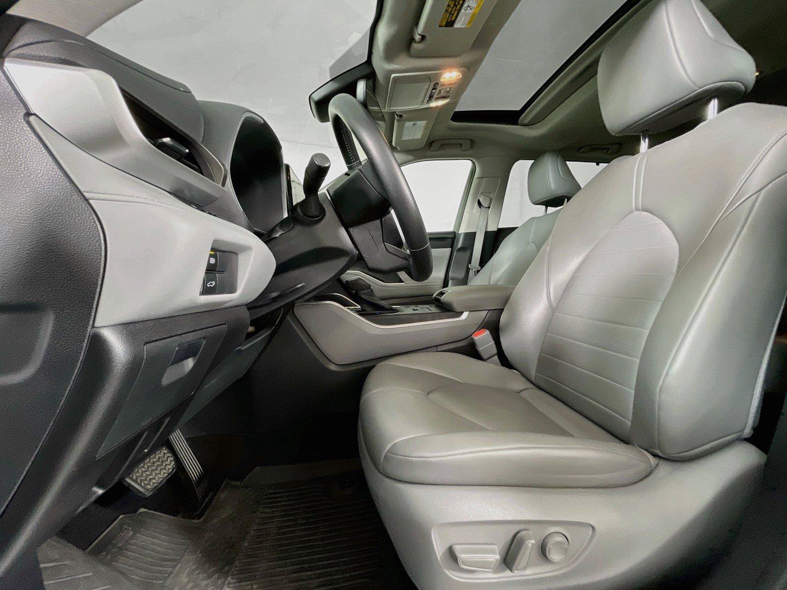 Used 2022 Toyota Highlander XLE AWD/4WD image 25