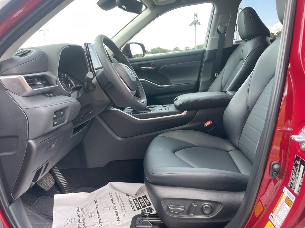 Used 2026 Toyota Highlander XLE AWD/4WD image 12