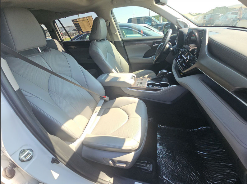 Used 2023 Toyota Highlander Limited FWD image 12