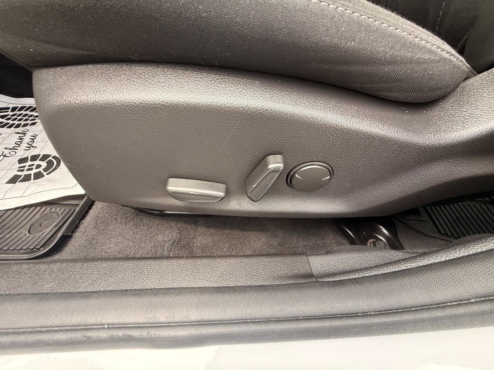 Used 2016 Ford Focus SE w/ SE Power Seat Package FWD image 15