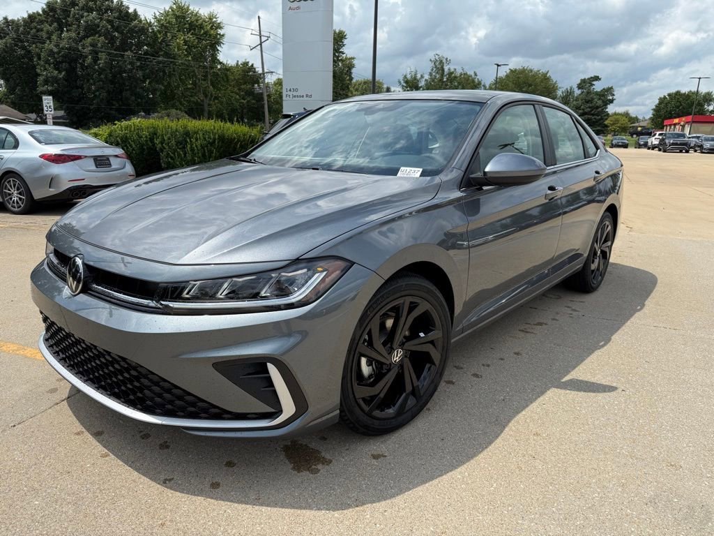 New 2025 Volkswagen Jetta SE image 3