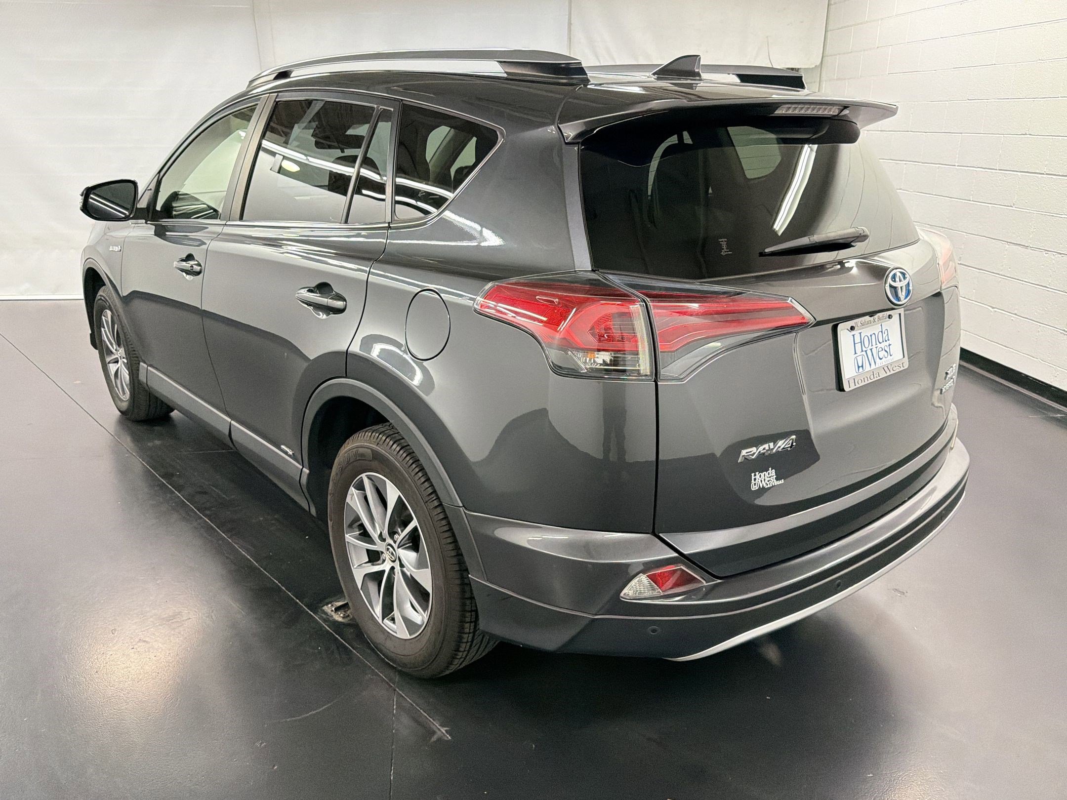 Used 2017 Toyota RAV4 XLE w/ Convenience Package AWD/4WD image 3