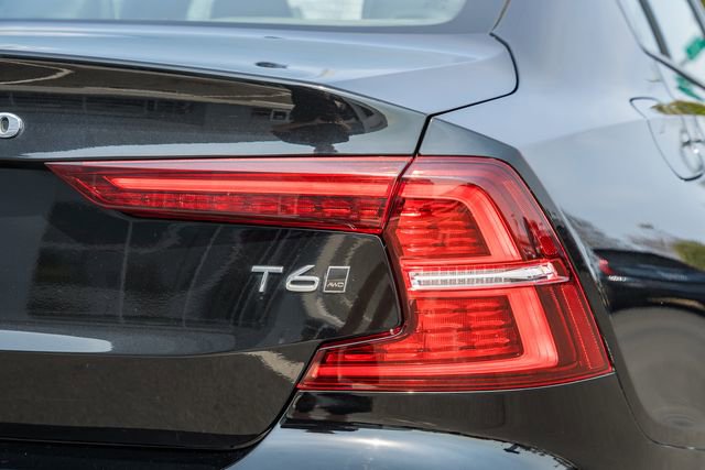 Used 2020 Volvo S60 T6 Momentum image 7