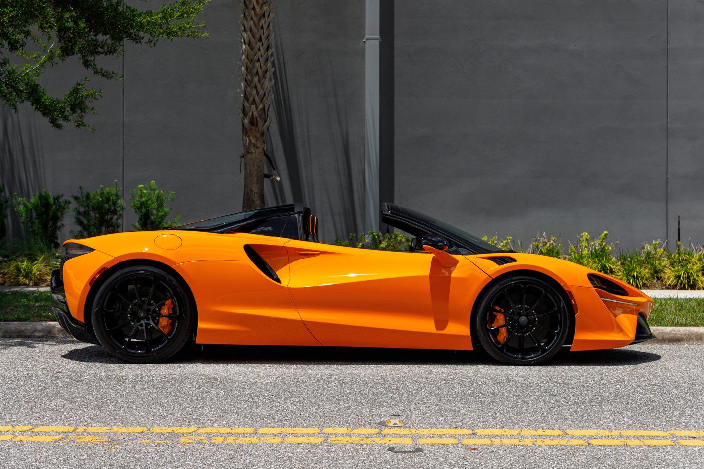 Used 2025 McLaren Artura Spider RWD image 8