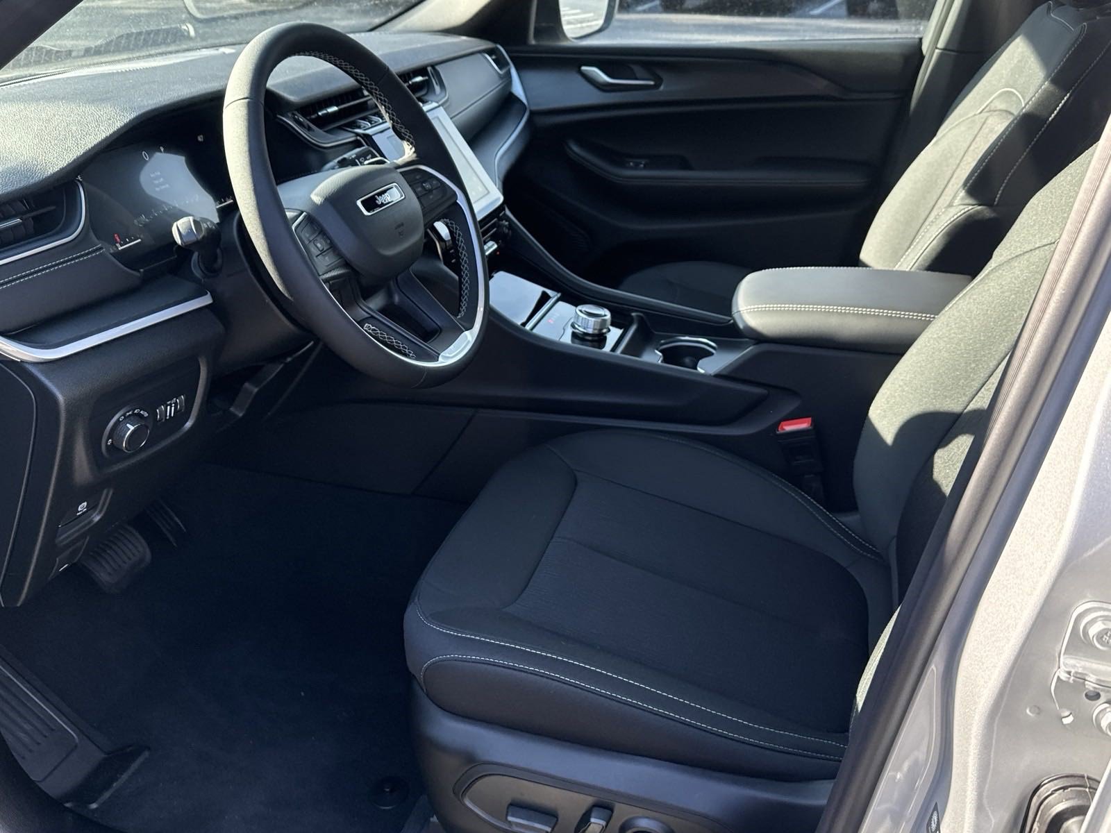 New 2025 Jeep Grand Cherokee Laredo X image 16