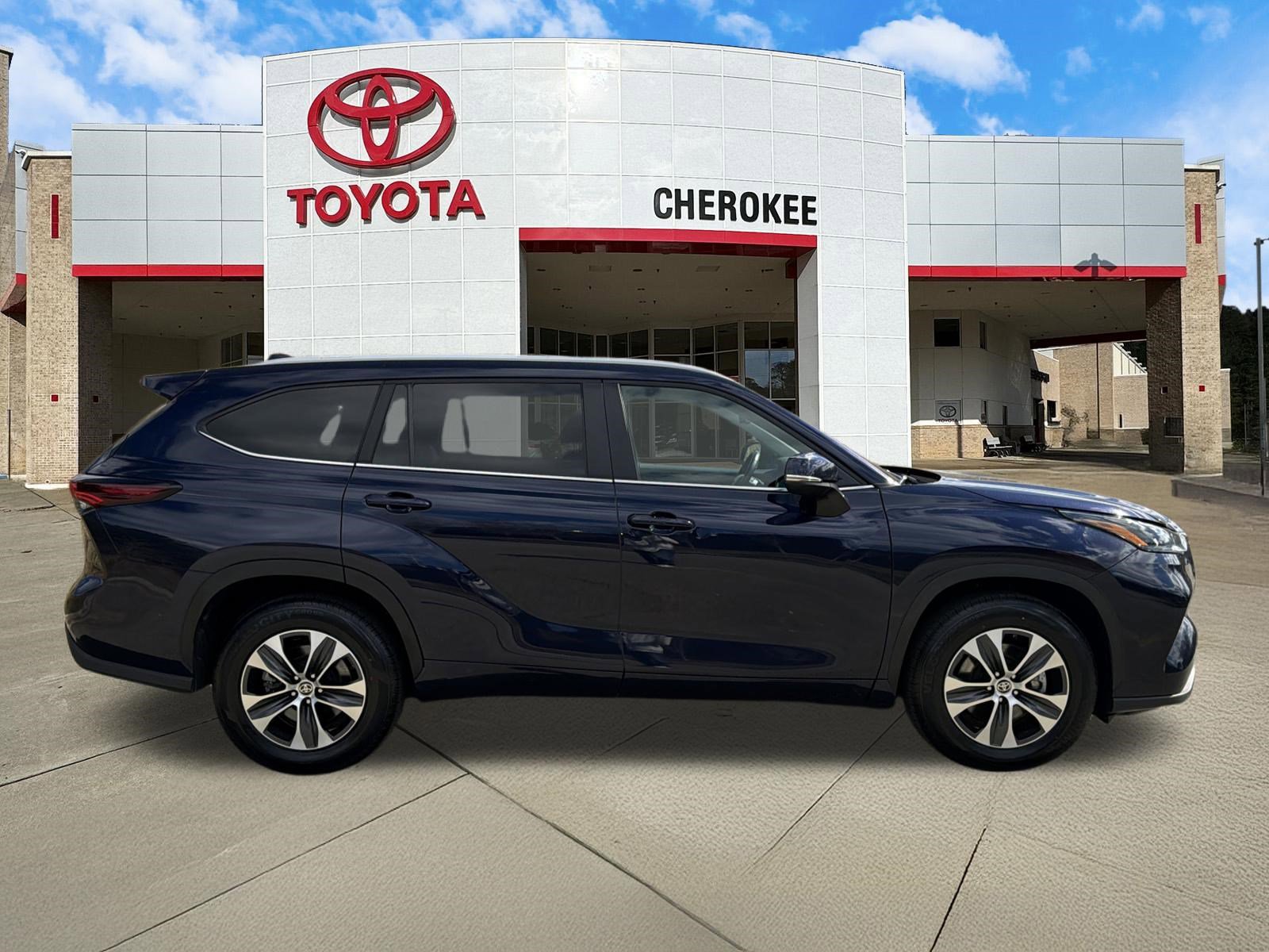 Used 2024 Toyota Highlander XLE FWD image 4