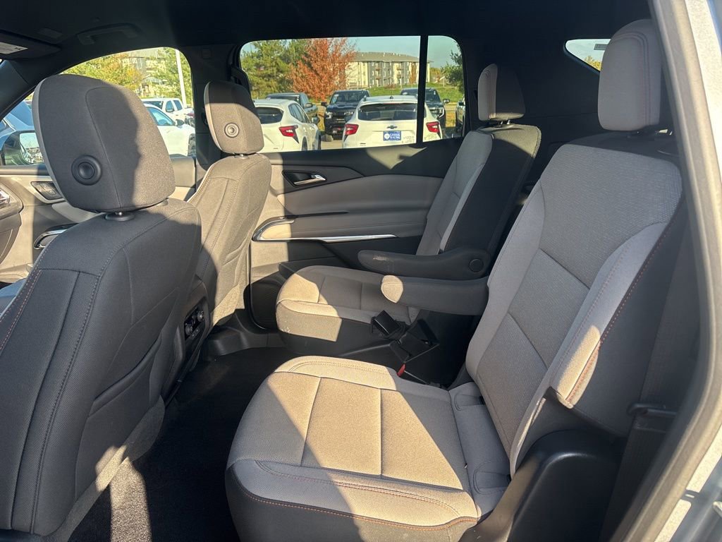 Used 2025 Chevrolet Traverse LT image 36